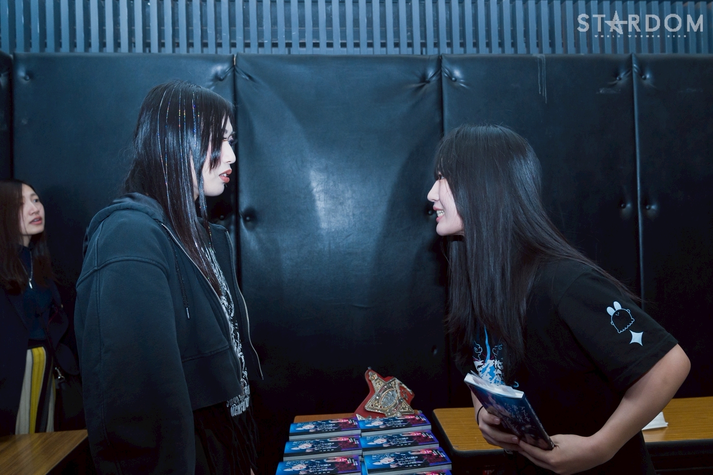 玖麗さやか 自伝本お渡し会中の上谷沙弥にワールド王座挑戦を直談判も